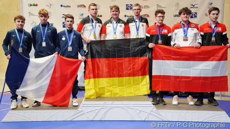 Foto: FFTIR / Das deutsche Junioren-Team gewinnt bei der EM in Châteauroux Gold. 