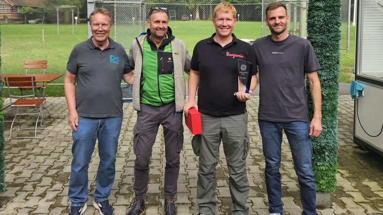 Foto: Michaelis / v.l. Jochen Michaelis (Ligaleiter) mit dem Siegerteam des ASC Göppingen Gebhard Fürst, Benjamin Hügler und Louis Fürst.