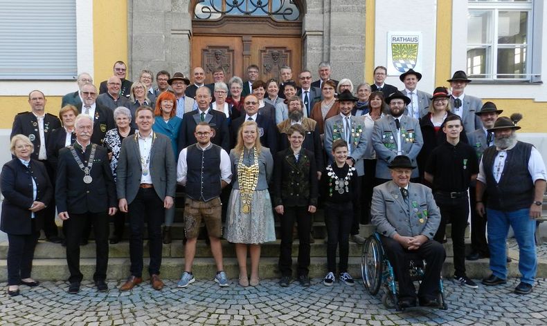 Foto: OSB / Präsidium, Gauvorstandschaft und viele Ehrengäste vor dem Rathaus in Nittenau.
