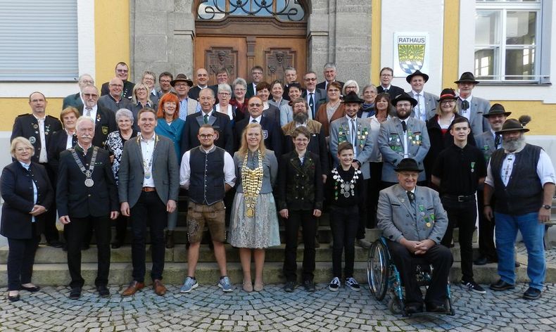Foto: OSB / Präsidium, Gauvorstandschaft und viele Ehrengäste vor dem Rathaus in Nittenau. Foto: OSB / Präsidium, Gauvorstandschaft und viele Ehrengäste vor dem Rathaus in Nittenau.