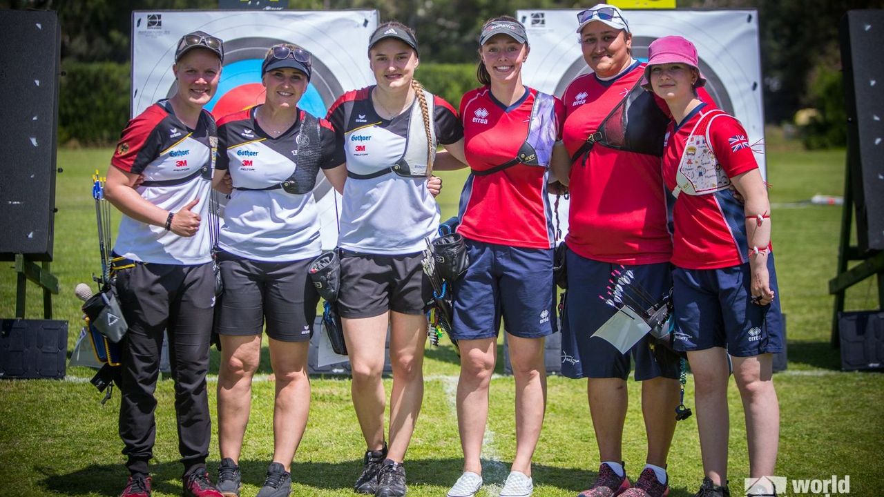 Foto: World Archery / Auf dem Foto gemeinsam, am Sonntag gegeneinander um Gold: Die Recurve-Frauenteams aus Deutschland und Großbritannien.