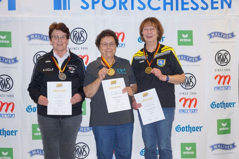 Foto: Philipp Schulz / v.l.: Christa Sterzer, Bärbel Breuckmann und Gisela Grossmann-Mast strahlen um die Wette bei den Seniorinnen IV.