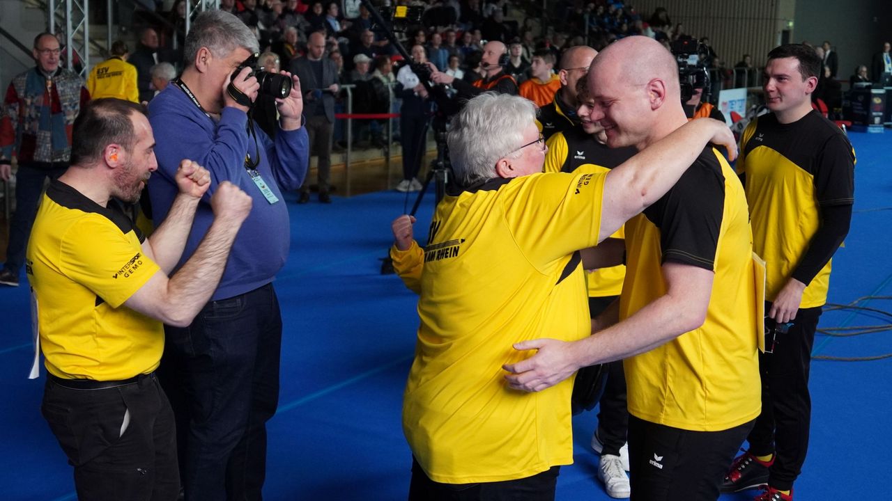 Foto: DSB / Patrick Meyer umarmt Trainerin Helga Kopp nach dem Titelgewinn im vergangenen Jahr. Meyer erlebt nun in Rotenburg an der Fulda bereits sein zwölftes Bundesligafinale.