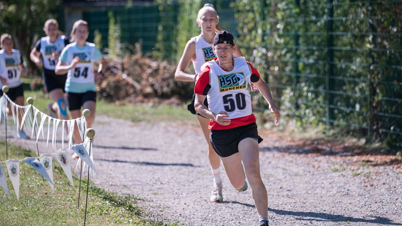 Foto: Britta Kußmaul / Ein bekanntes Bild: Kerstin Schmidt ganz vorne, verfolgt von Alena Weinmann - so ging das Massenstartrennen über 5 Kilometer bei den Frauen aus.