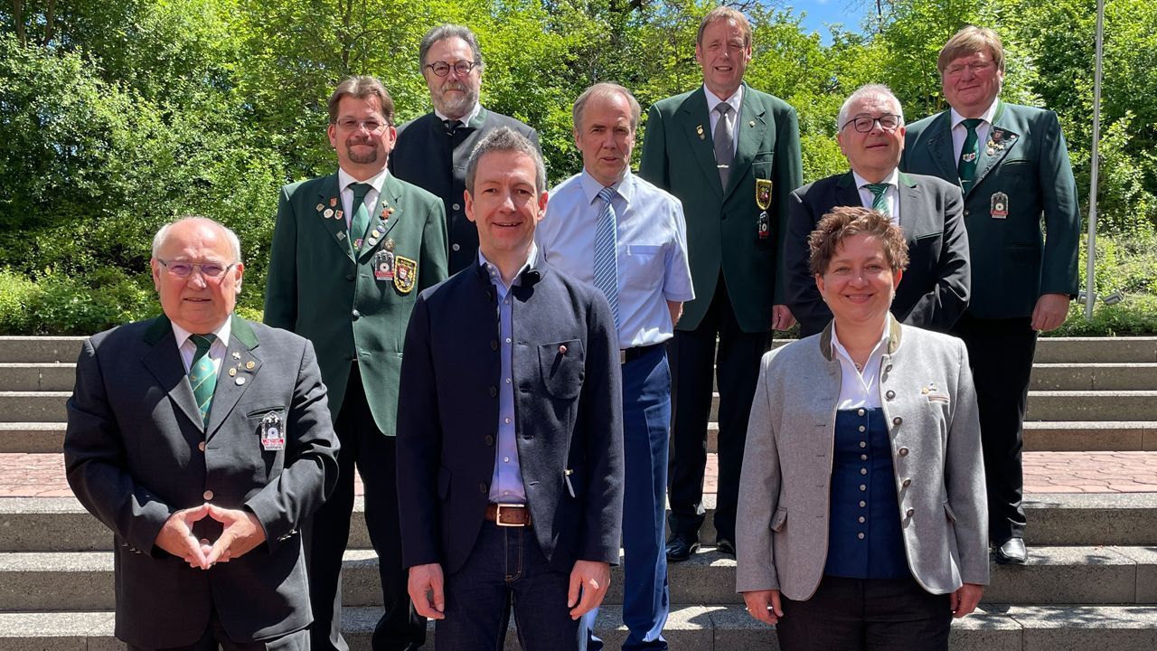 Foto: DSB / Das neue DSB-Präsidium um DSB-Präsident Hans-Heinrich von Schönfels (zweite Reihe in der Mitte). Es fehlt Stefan Rinke, Vizepräsident Jugend.