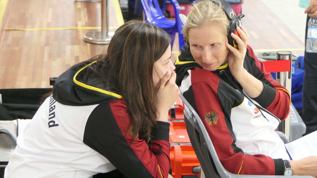 Foto: DSB / DM-Teilnehmer können zuhören, wenn Claudia Kulla (rechts) über die Sichtung und Entwicklung der Talente spricht.