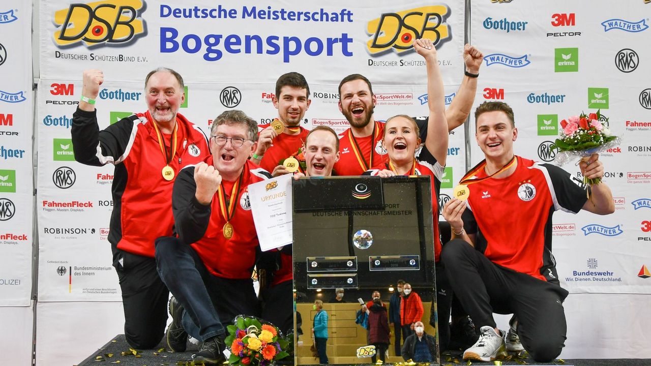 Foto: Eckhard Frerichs / Die FSG Tacherting jubelt über den gewonnen Meisterspiegel!