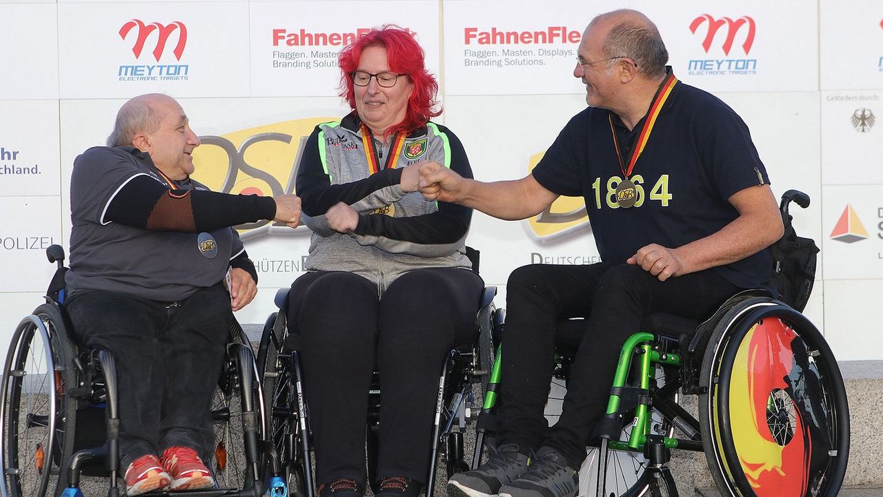 Foto: BSSB / Strahlende Sieger in der Para-Klasse mit dem KK-Gewehr: Elke Seeliger wies Josef Neumaier (links) und Albin Zirk in die Schranken.