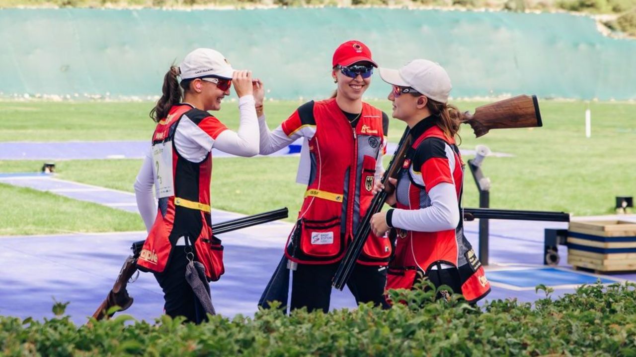 Foto: ESC / Sichtlich gute Laune beim Skeet Juniorinnen Trio Team.