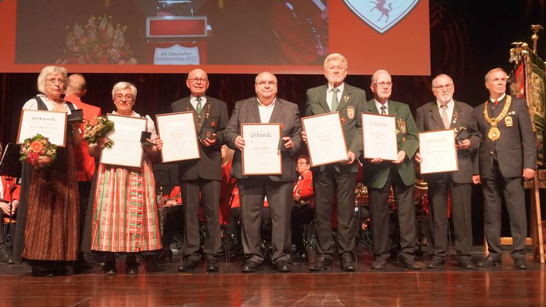 Foto: DSB / Die fünf neuen Ehrenmitglieder mit DSB-Präsidente Hans-Heinrich von Schönfels sowie Ilse Beckmann und Elisabeth Furnier, die die höchste Auszeichnung für ihre verstorbenen Ehemänner entgegen nahmen. Foto: DSB / Die fünf neuen Ehrenmitglieder mit DSB-Präsidente Hans-Heinrich von Schönfels sowie Ilse Beckmann und Elisabeth Furnier, die die höchste Auszeichnung für ihre verstorbenen Ehemänner entgegen nahmen.