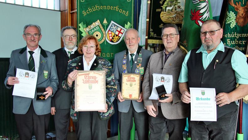 Foto: SVS / Ehrungen für langjährige ehrenamtliche Arbeit, v.l.n.r.: Gerd König, Walter Wolpert, Elke Wolpert, Bernd Schneider, Uwe Deutsch und Bernd Theo Erhard.