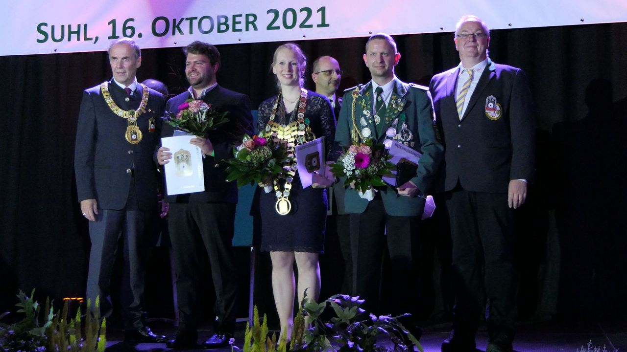 Foto: DSB / DSB-Präsident Hans-Heinrich von Schönfels und DSJ-Vorsitzender Stefan Rinke umrahmen die Sieger des Bundeskönigsschießens mit der Siegerin Melanie Nietschke in der Mitte.