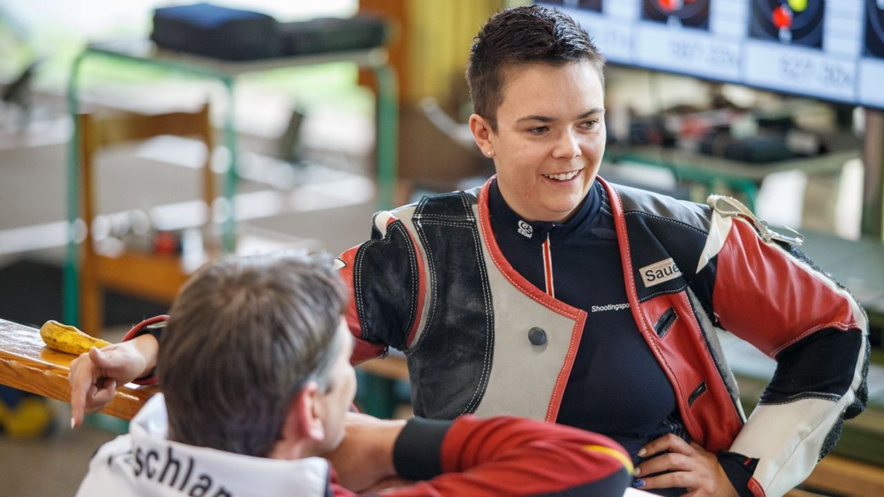 Foto: ESC / Lisa Müller, hier im Gespräch mit Co-Trainer Wolfram Waibel bei der EM in Breslau, geht zuversichtlich in die WM in Kairo.