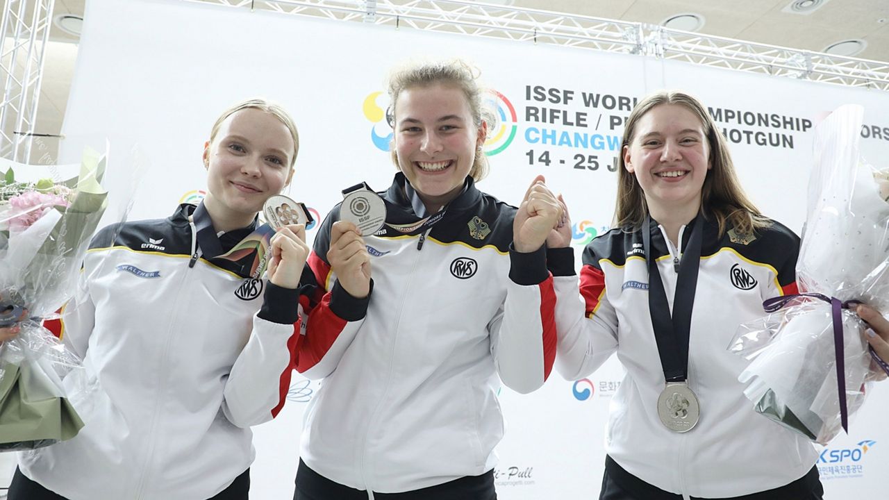 Foto: Nils Friedmann / Silberglück für Nele Stark, Hannah Wehren und Anna Beutler (v.l.) bei der WM in Changwon.