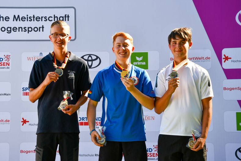 Foto: Eckhard Frerichs / Die Medaillengewinner der Jugend-Compoundklasse v.l.: Gideon Jurcz (BSC Dorsten), Noah Nuber (SSV Baiertal 1925 e.V.) und Fabio Alex (ATSV Oberkotzau Bogen).