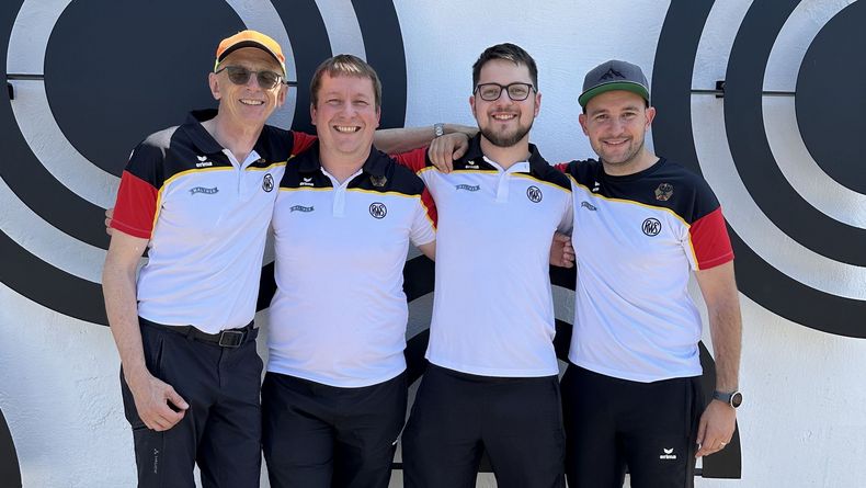 Foto: DSB / Bundestrainer Detlef Glenz freut sich mit Christian Reitz, Florian Peter und Emanuel Müller auf die EM in Chateauroux. Foto: DSB / Bundestrainer Detlef Glenz freut sich mit Christian Reitz, Florian Peter und Emanuel Müller auf die EM in Chateauroux.