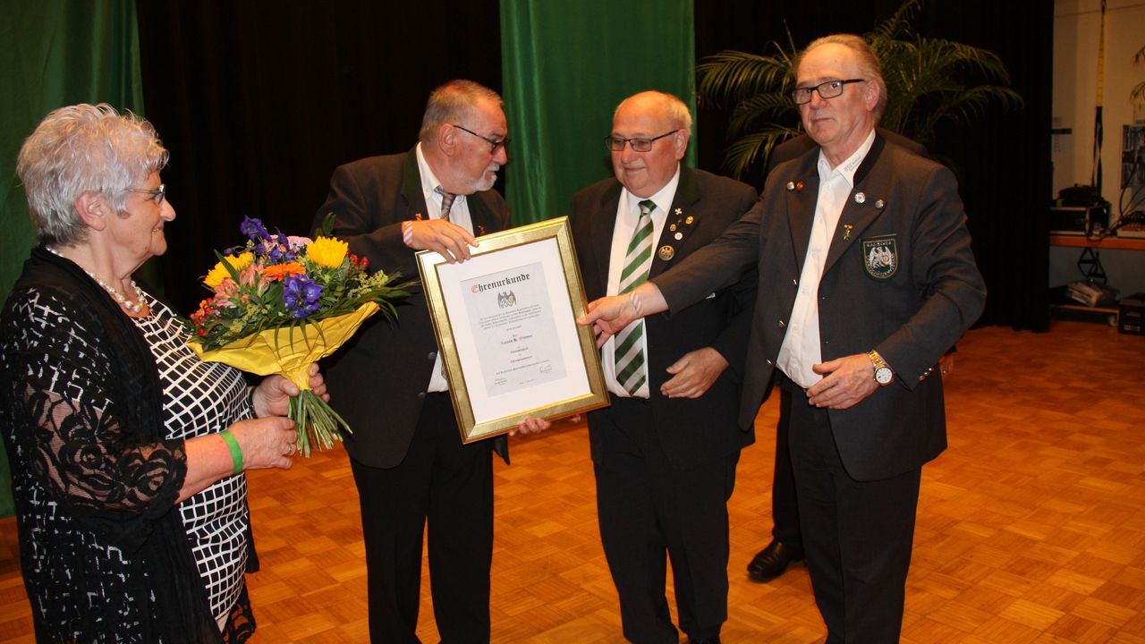 Foto: BSV / Roland Wittmer (2. v.l.) wurde zum Ehrenpräsidenten des Badischen Sportschützenverbandes ernannt.
