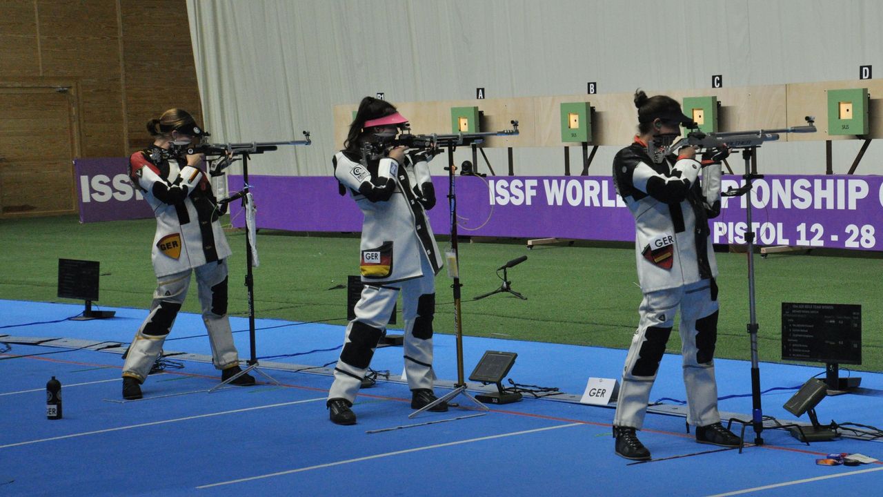 Foto: Harald Strier / Starker Auftritt von den Luftgewehr-Frauen Anna Janßen, Hannah Steffen und Denise Palberg (v.l.), der mit WM-Platz vier belohnt wird.