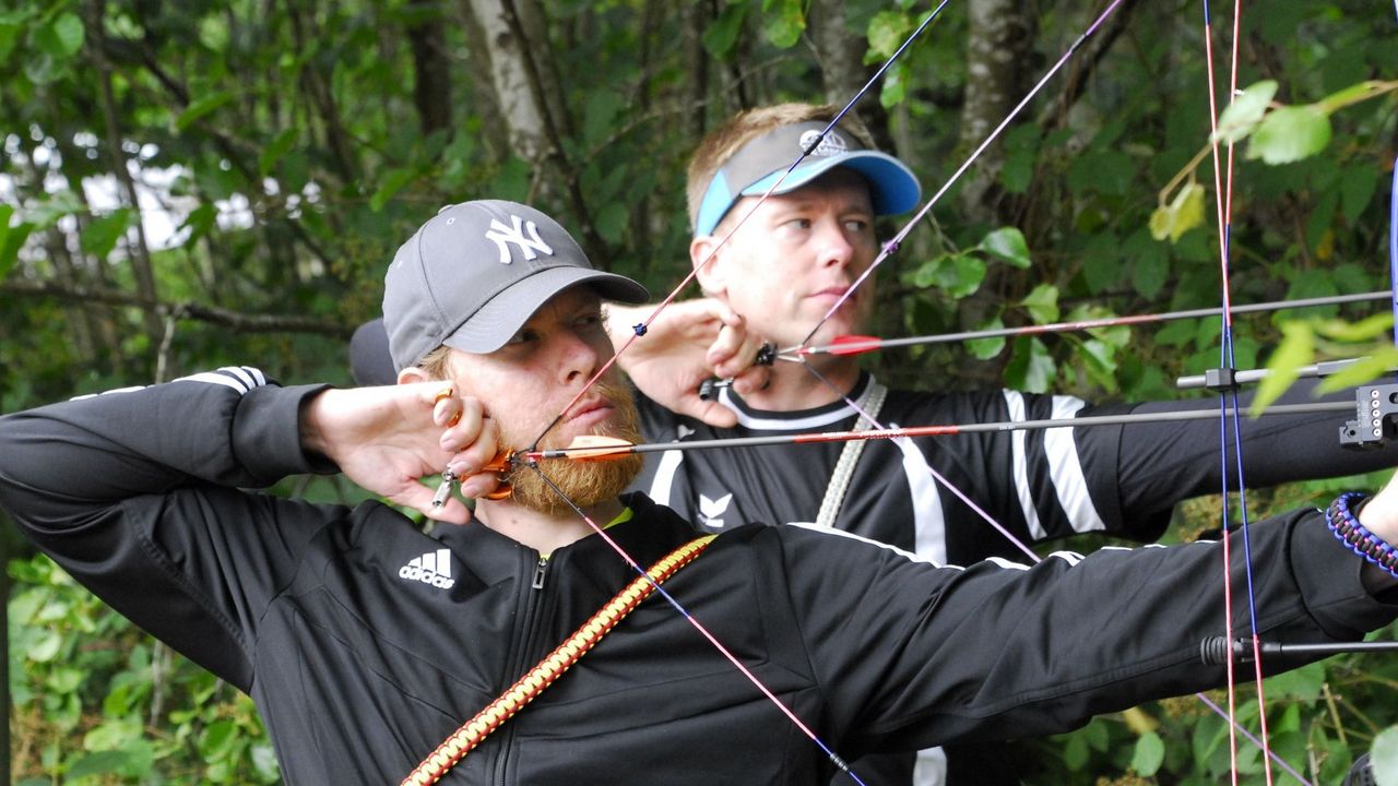 Foto: Peter Lange / Henning Lüpkemann (hinten) mit Philipp Rosek sicherte sich bei Ringgleichheit den DM-Titel mit dem Compoundbogen.