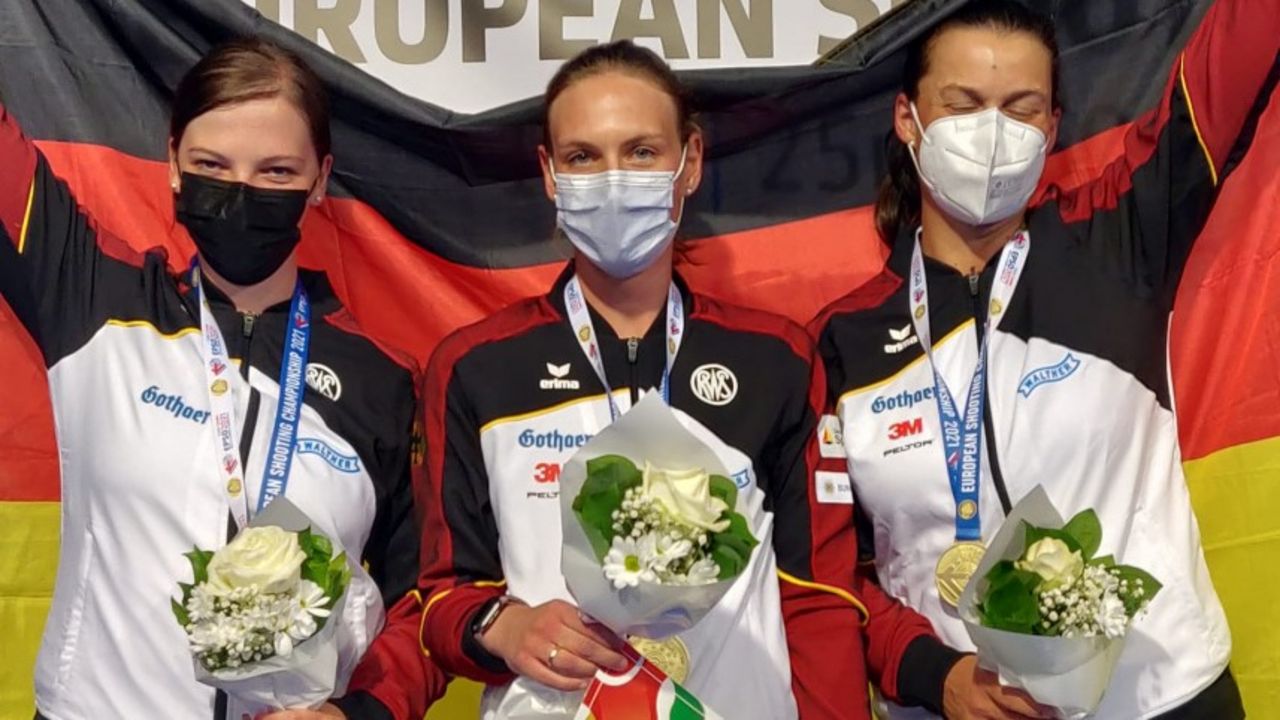Foto: DSB / Wenn auch mit Mundschutz und Augen zu, sie sind es: Die neuen Team-Europameisterinnen v.l. Nadine Messerschmidt, Katrin Butterer und Christine Wenzel.
