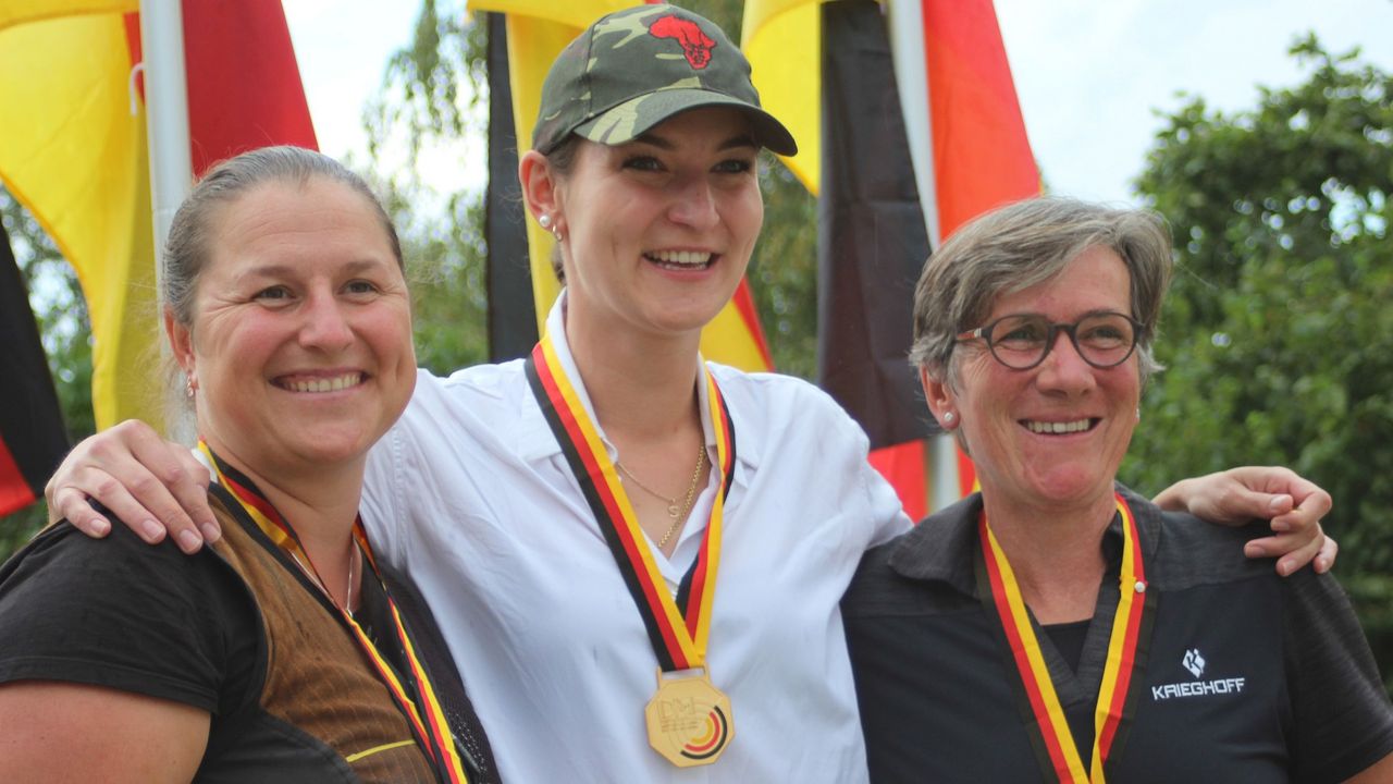 Foto: Michael Eck / Die Medaillengewinnerinnen in der Damenklasse strahlen. Lisa Schönwald, Silvia Gögl und Ruth Bormeier-Lütz (von links)