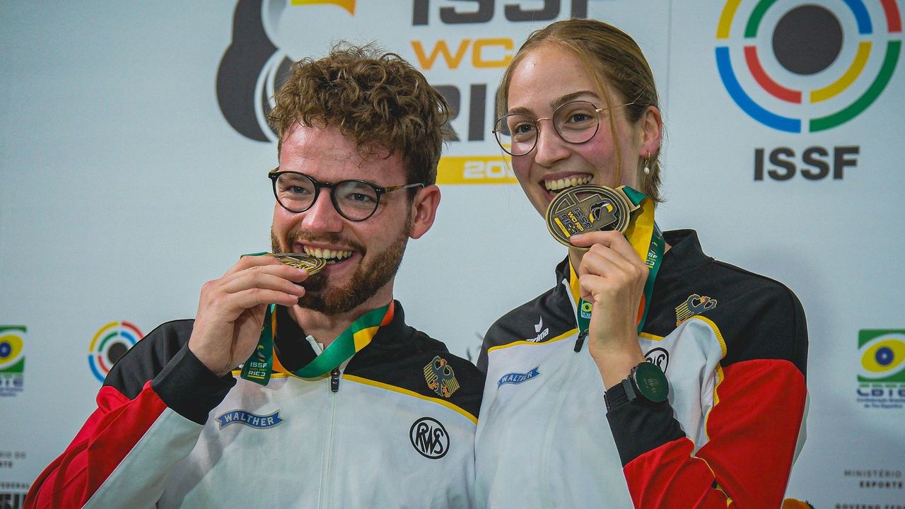 Foto: David Koenders / Gold schmeckt! Maximilian Ulbrich und Anna Janßen gelingt ein Gold-Coup im Luftgewehr Mixed.