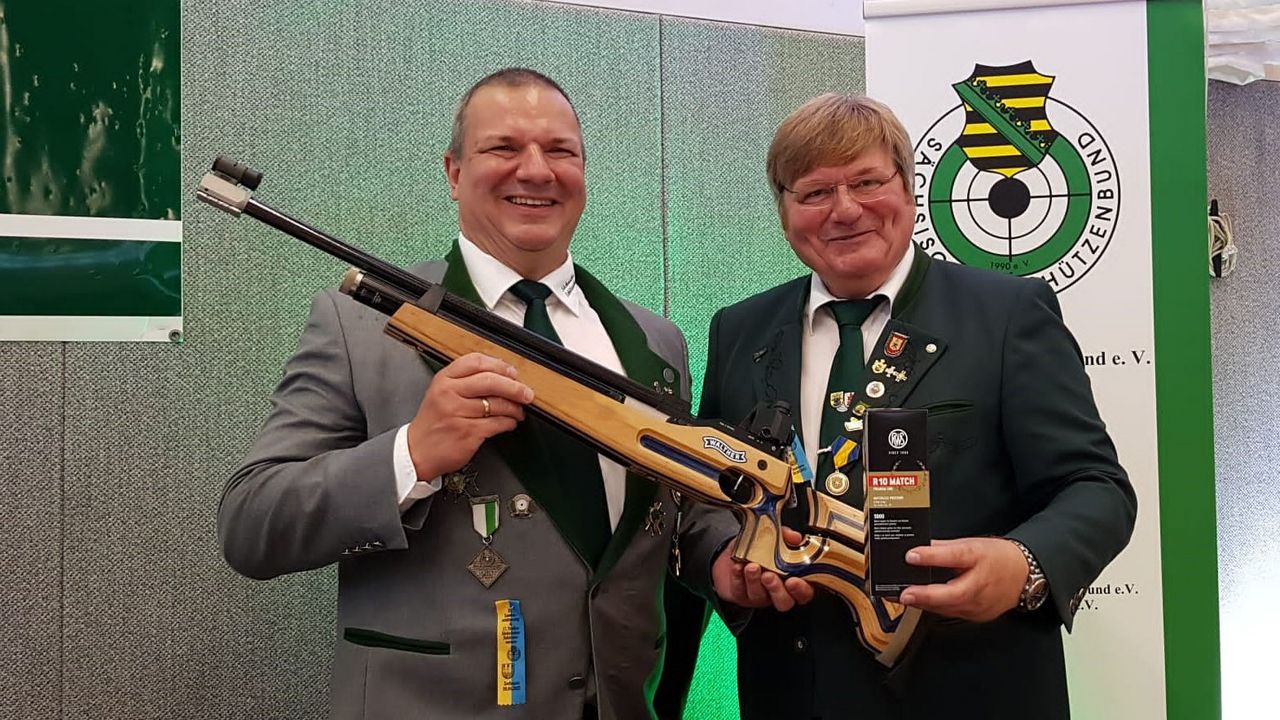 Foto: SSB / DSB-Vizepräsident Gerd Hamm (rechts) überreichte dem frisch gewählten SSB-Präsidenten Roland Ermer ein Luftgewehr der Firma Carl Walther und die Munition von RUAG.