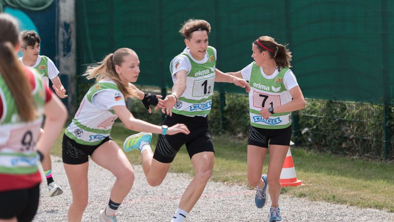 Foto: Britta Kußmaul / Das Mixed verlief packend, hier übergibt Lukas Bürki an Lisa Enderle, ganz rechts ist Vlada Rudych. 