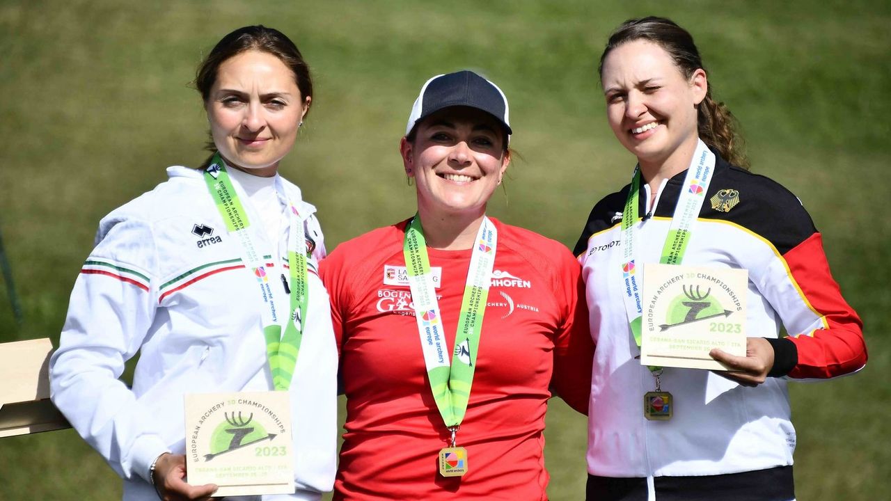 Foto: WAE / Julia Böhnke (rechts) freut sich neben Europameisterin Ingrid Ronacher (AUT) über Bronze. Silber ging an Irene Franchini (ITA).