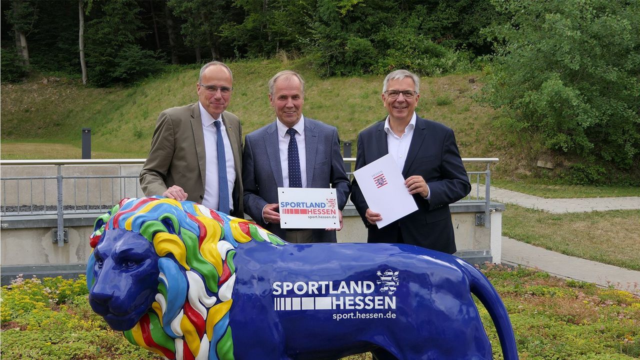 Foto: DSB / Hessens Innenminister Peter Beuth und Wiesbadens Oberbürgermeister Gert-Uwe Mende umrahmen DSB-Präsident Hans-Heinrich von Schönfels.