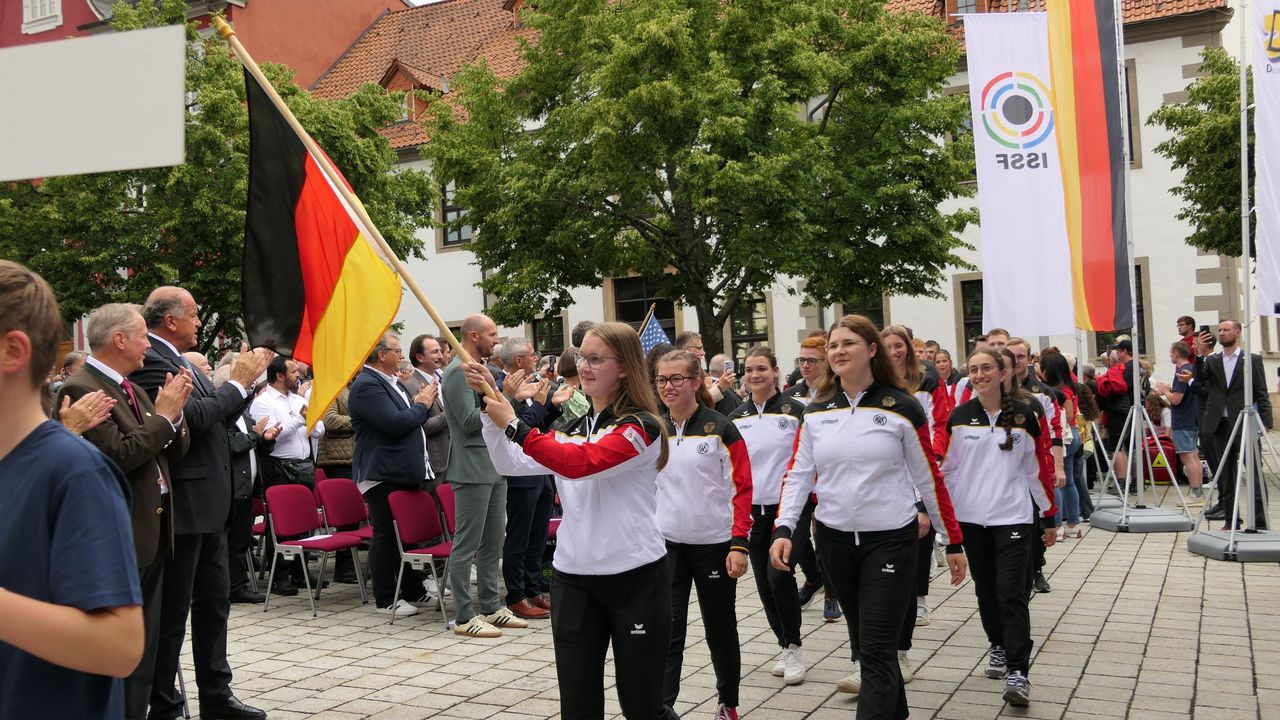 Foto: DSB / Aileen Pitschke führte als Fahnenträgerin das deutsche Team an.