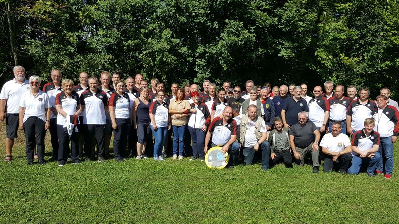 Foto: DSB / Deutsch-französische Freundschaft beim gemeinsamen Gruppenbild (Anm.: Bis auf drei Personen, diese legten einen negativen PCR-Test vor, waren alle geimpft).