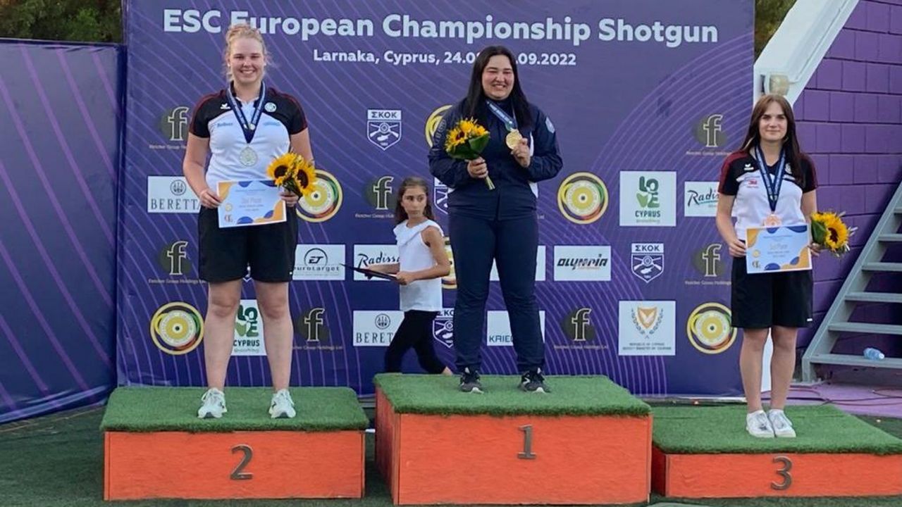 Foto: DSB / Das Podium bei den Skeet-Juniorinnen mit Isabel Wassing (links), der Italienerin Sara Bongini und Emilie Bundan (rechts).