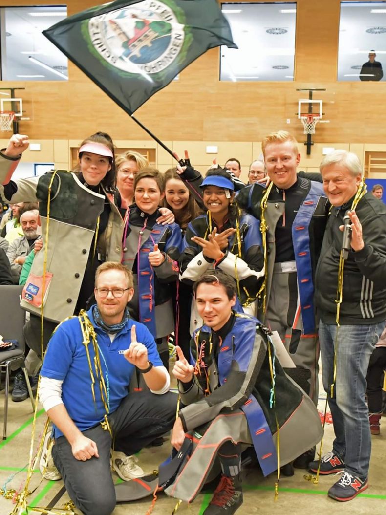 Foto: Peter Lamprecht / Ein gewohntes Bild für Sven Martini (unten links) und sein Team in dieser Saison: Jubel über einen Bundesligasieg.