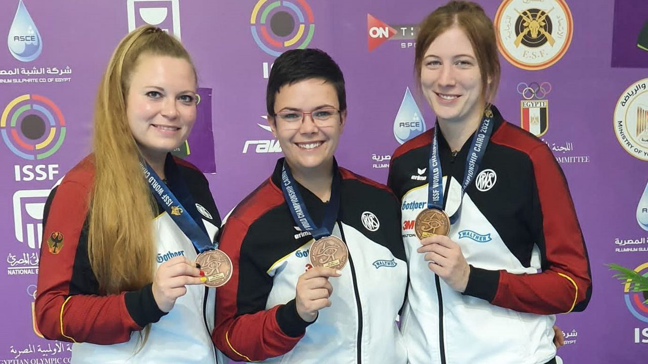 Foto: DSB / Gleich zweimal konnten v.l. Anna-Lena Geuther, Lisa Müller und Veronique Münster über WM-Bronze in den 300m-Wettbewerben strahlen.