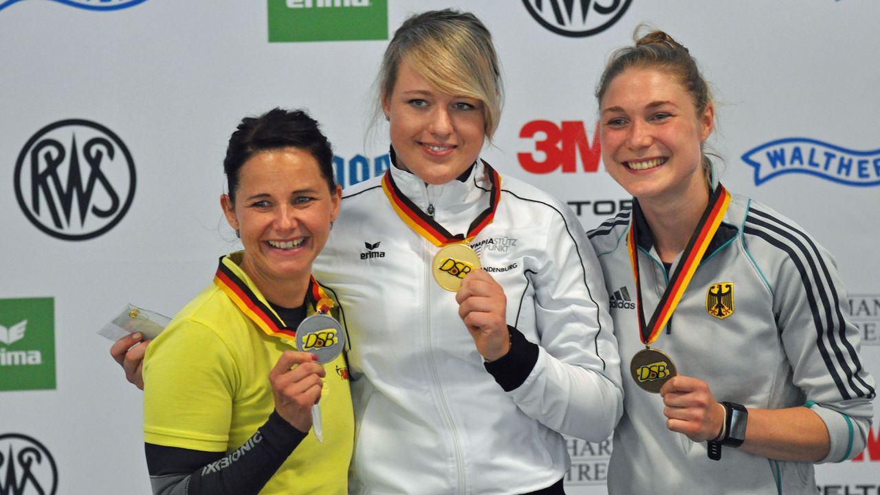 Foto: Harald Strier / Monika Karsch, Josefin Eder und Carina Wimmer auf Medaillenkurs. 