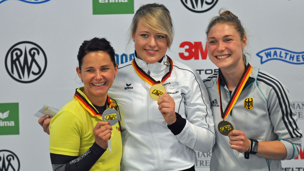 Foto: Harald Strier / Monika Karsch, Josefin Eder und Carina Wimmer auf Medaillenkurs.