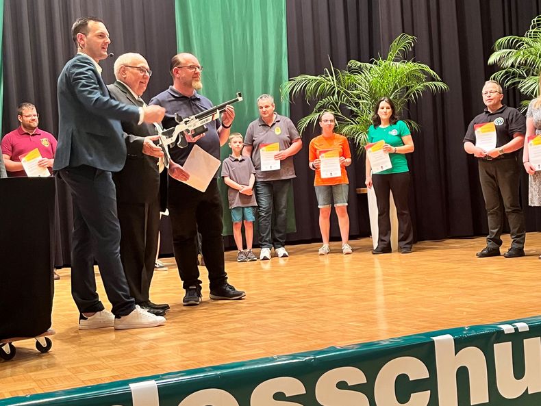 Foto: DSB / Holger Kooß von der KKS Oberöwisheim erhielt aus den Händen von DSB-Vizepräsident Sport Gerhard Furnier ein LG 400 der Carl Walther GmbH.