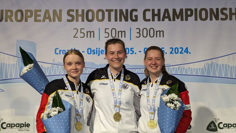 Foto: DSB / Nele Stark, Hannah Wehren und Anna-Marie Beutler freuen sich über die souveräne Team-Goldmedaille.