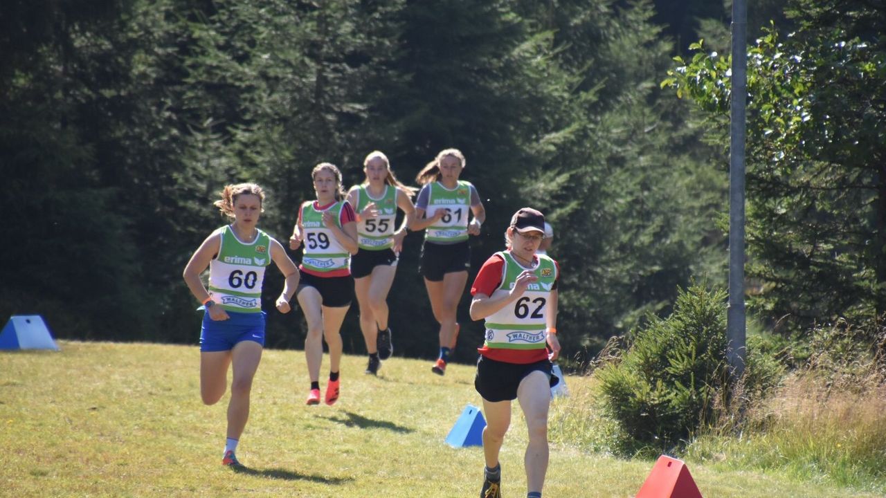 Foto: TS / Ein bekanntes Bild aus zahlreichen Wettkämpfen: Kerstin Schmidt (Nr. 62) und Jana Landwehr (Nr. 60) liefern sich einen Kampf um die Spitze.