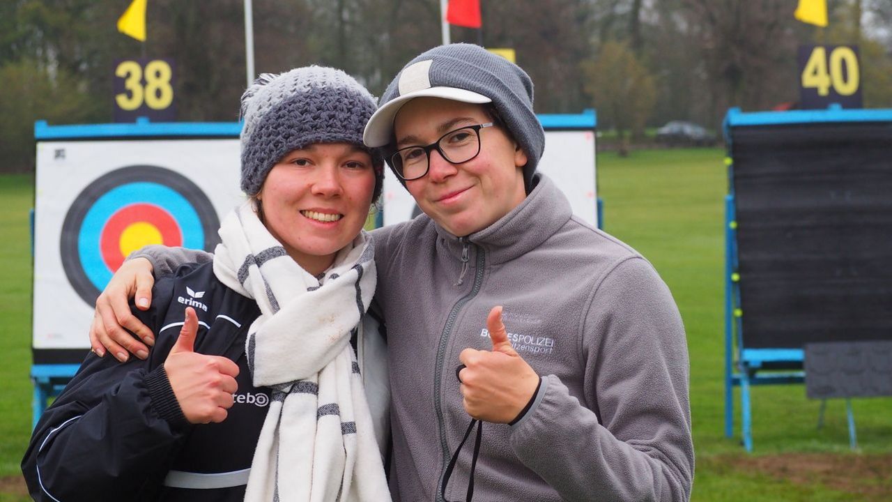 Foto: WAE / Elina Idensen (links) und Elisa Tartler schießen beim Grand Prix in Lilleshall am Samstag um Einzel-Gold bzw. -Bronze.