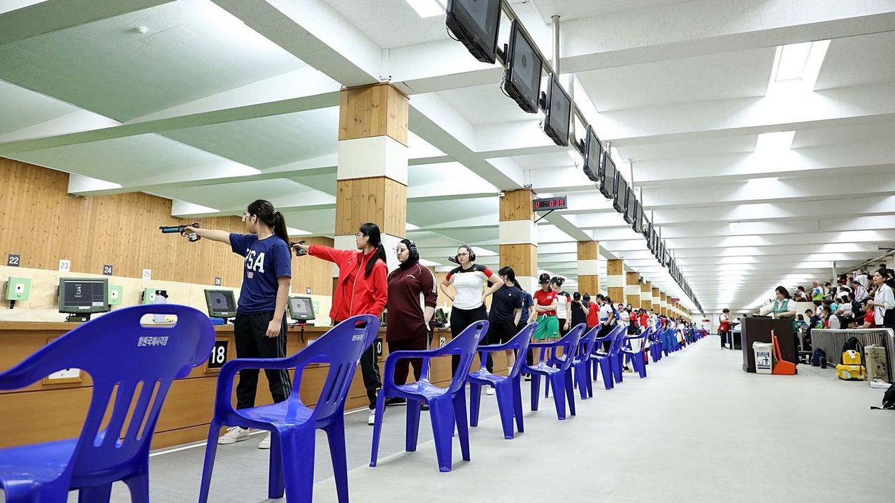 Foto: Korean Shooting Federation / Johanna Blenck (vierte von links) am Stand in Changwon