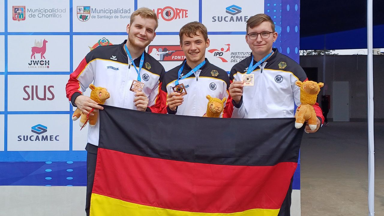 Foto: DSB / Nils Palberg, Justus Ott und Florian Beer (v.l.) reuen sich über Bronze im Team.