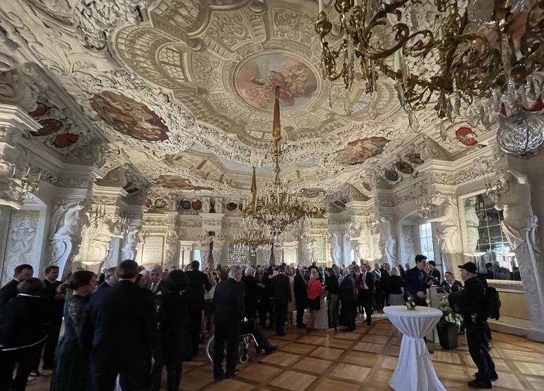 Foto: DSB / Der Riesensaal von Schloss Ehrenburg bot eine prächtige Kulisse und war mit zahlreichen Gästen sehr gut gefüllt. Foto: DSB / Der Riesensaal von Schloss Ehrenburg bot eine prächtige Kulisse und war mit zahlreichen Gästen sehr gut gefüllt.