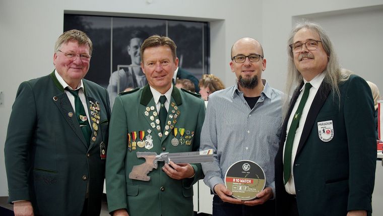 Foto: SVBB / DSB-Vizepräsident Gerd Hamm (links) und SVBB-Vizepräsident Andreas Jentzsch (rechts) überreichten Frank Ruthsatz (2.v.r.) und Slawomir Lobasiuk vom PSV Olympia Berlin die Preise.