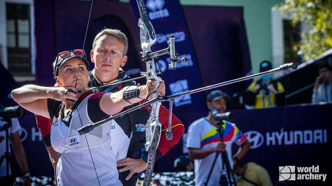 Foto: World Archery / Katharina Bauer, hier intensiv von Bundestrainer Oliver Haidn beobachtet, scheiterte im Viertelfinale des Weltcupfinals in Mexiko.