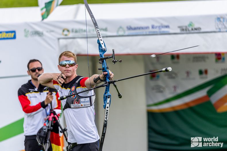 Foto: World Archery / Mathias Kramer ließ in Limerick die Pfeile gekonnt fliegen - hier im Bronzematch, beobachtet von Trainer Freddy Siebert.