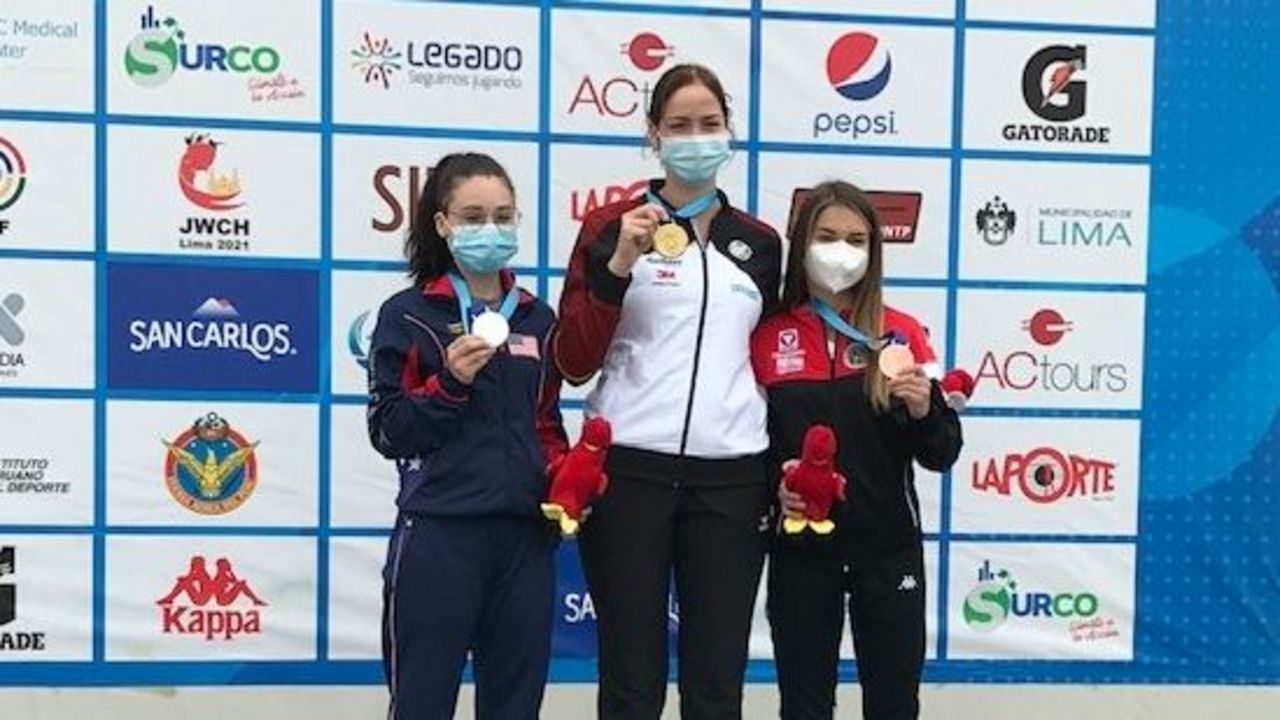 Foto: DSB / Anna Janßen ganz oben in der Mitte auf dem Treppchen bei der WM in Lima.