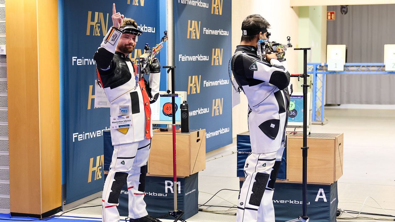 Foto: Stefan Hess / Maximilian Ulbrich feiert seine 400 im Duell mit dem Inder Divyansh Singh Panwar vom SV Fenken.