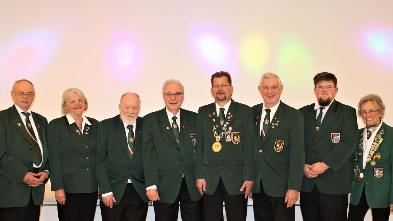 Das neu gewählte Präsidium des Schützenverbandes Hamburg (v.l.n.r.): Landesschatzmeister Peter Wiechers, Landesdamenleiterin Irmgard Lenge, Landessportleiter Peter Hilke, Vizepräsident Heinz-Heinrich Thömen, Präsident Lars Bathke, Vizepräsident Dr. Eckhard Mißfeld, Landesjugendleiter Lukas Ben Kabbe, Landesschriftführerin Monika Grabowski. Es fehlt: Andreas Völz (Landesmusikleiter).